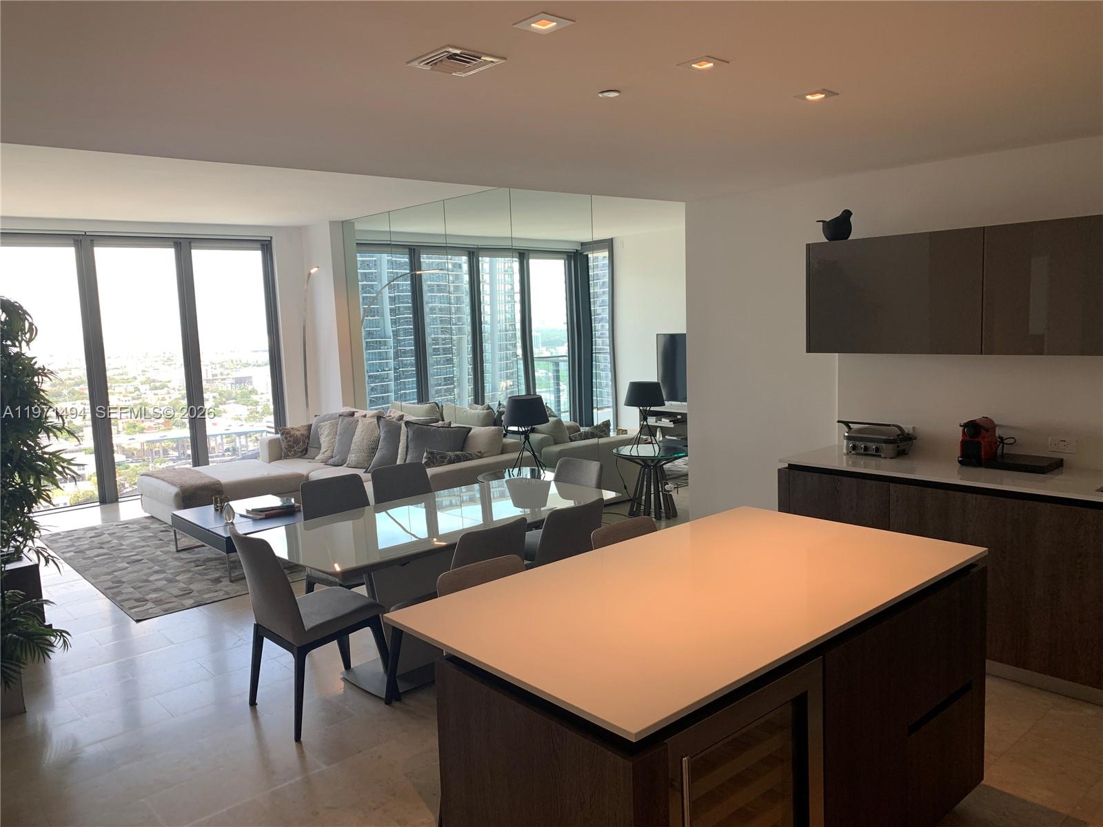 68 SE 6th St #3010, Miami FL 33131