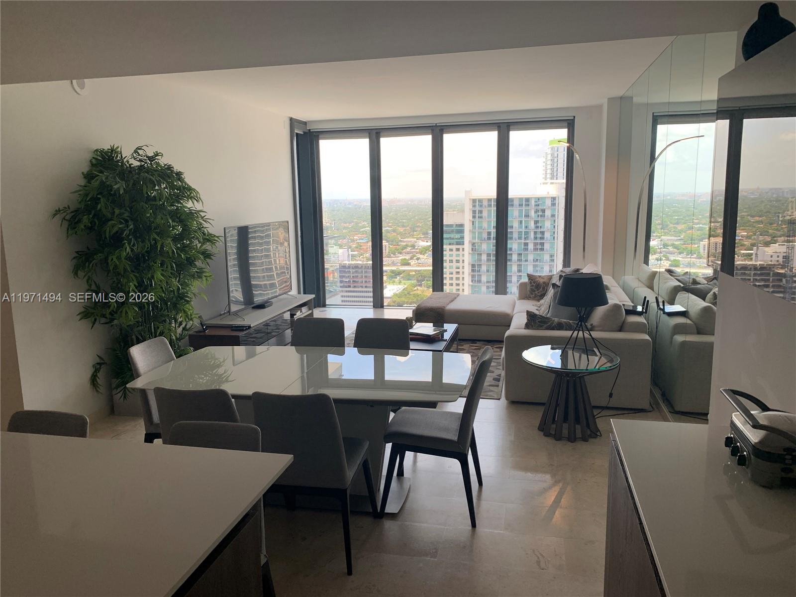 68 SE 6th St #3010, Miami FL 33131
