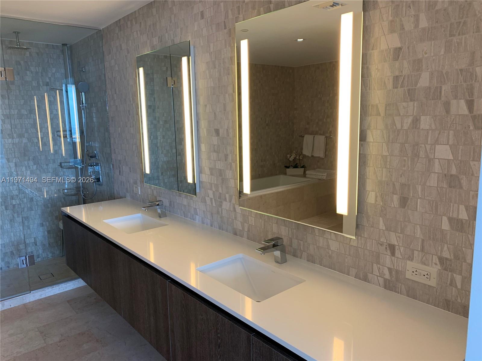 68 SE 6th St #3010, Miami FL 33131