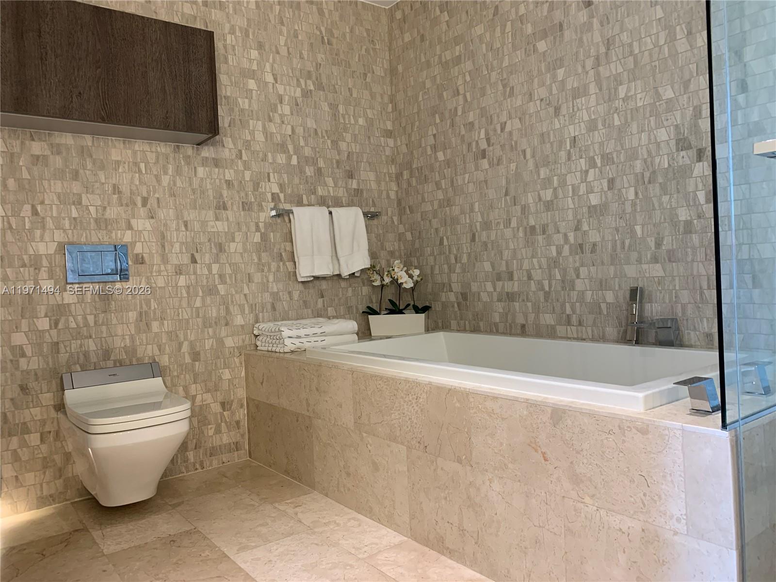 68 SE 6th St #3010, Miami FL 33131