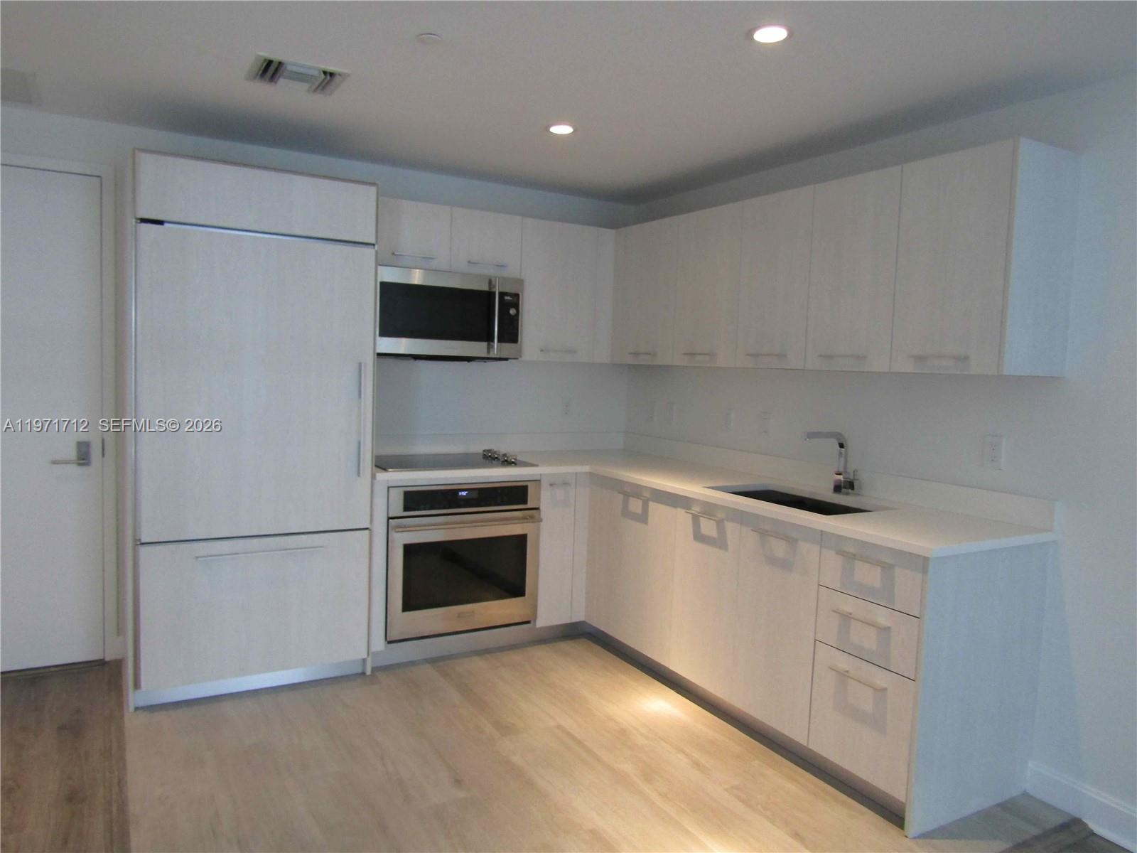 45 SW 9th St #2807, Miami FL 33130