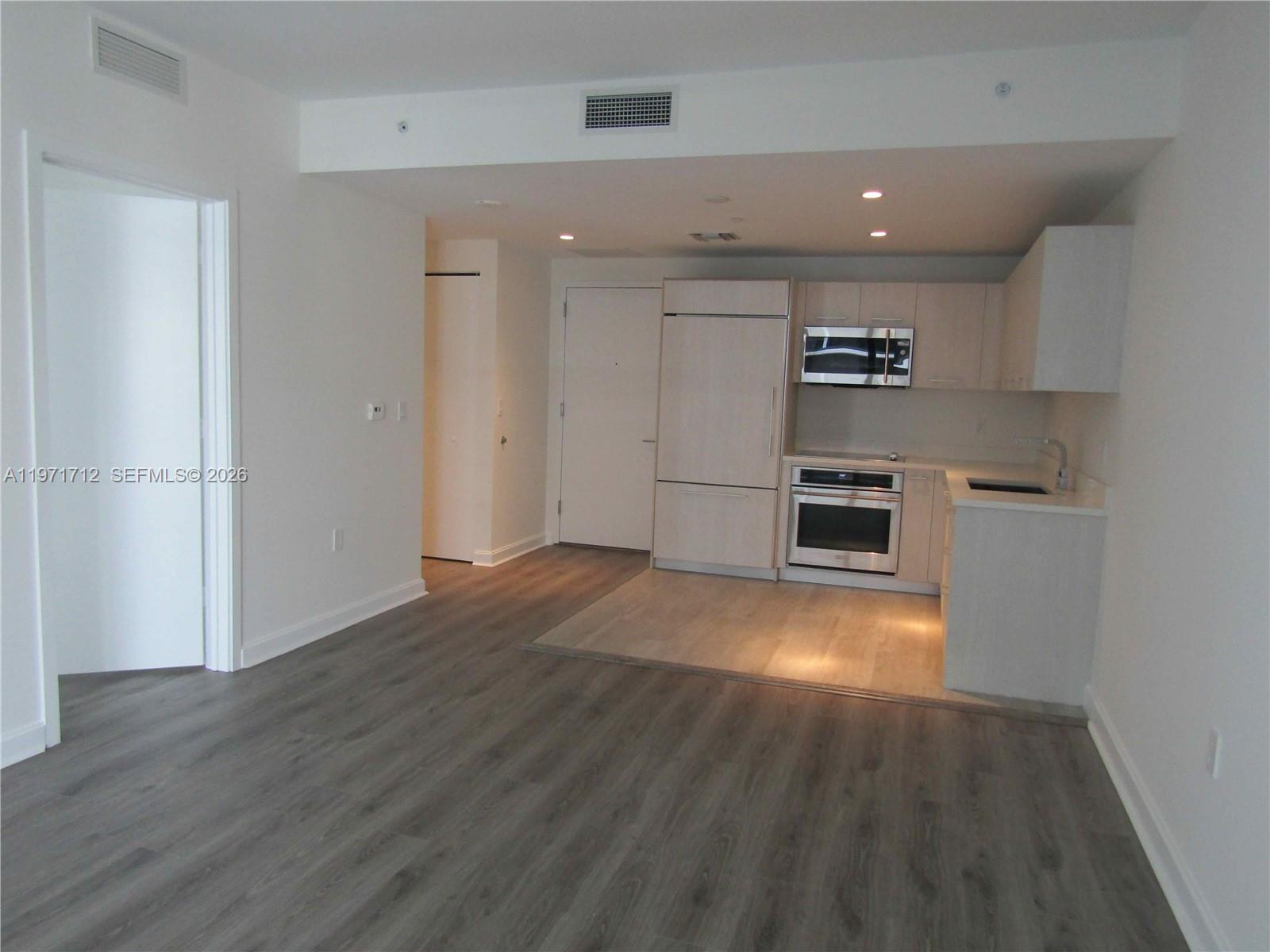 45 SW 9th St #2807, Miami FL 33130