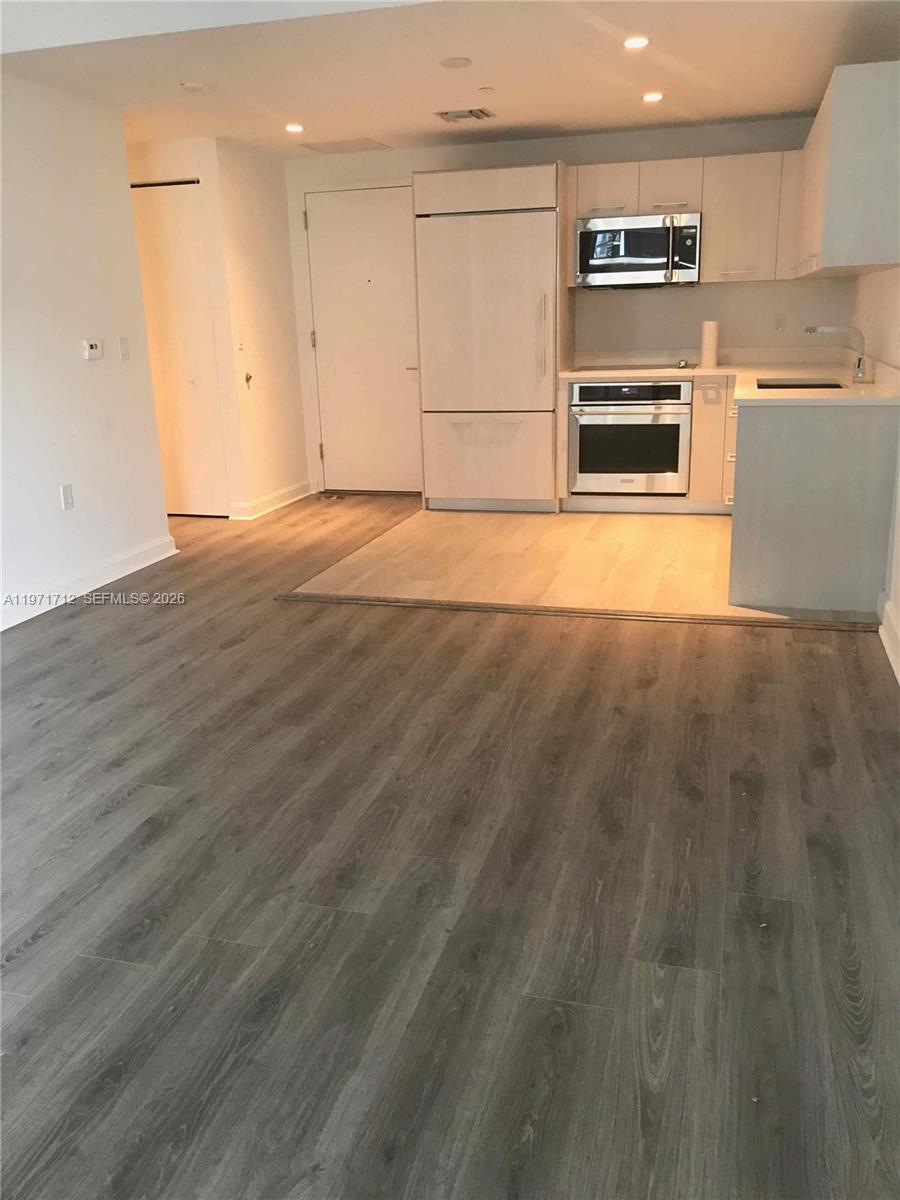 45 SW 9th St #2807, Miami FL 33130