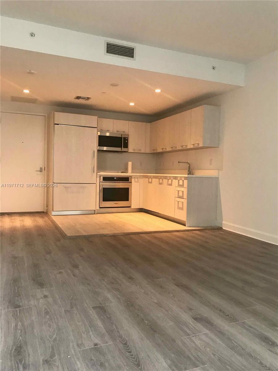 45 SW 9th St #2807, Miami FL 33130