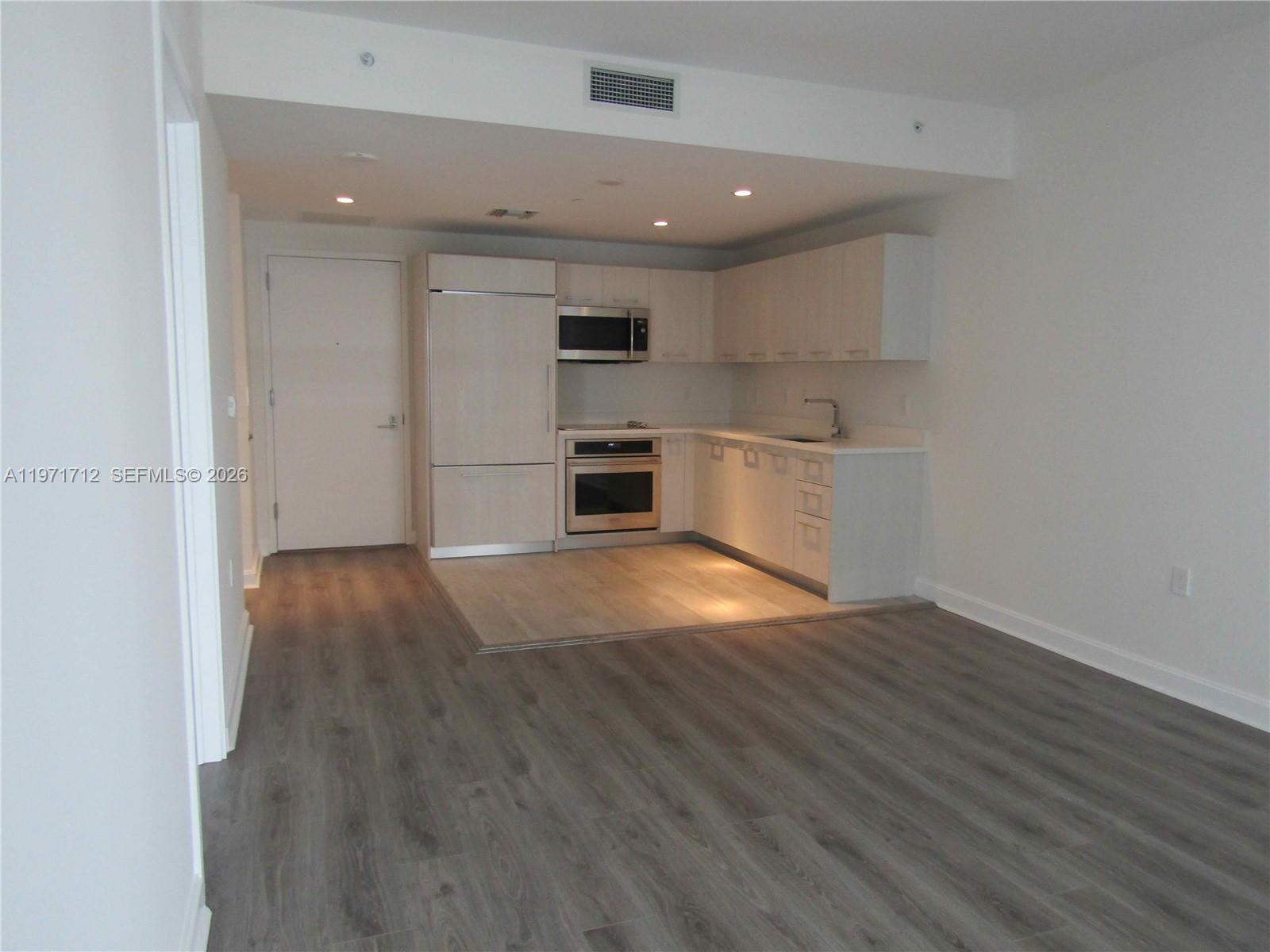 45 SW 9th St #2807, Miami FL 33130
