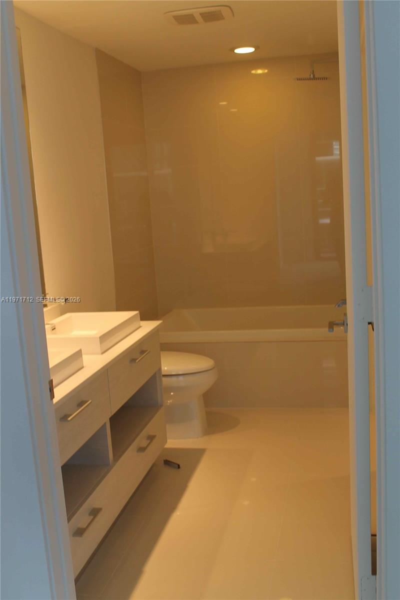 45 SW 9th St #2807, Miami FL 33130
