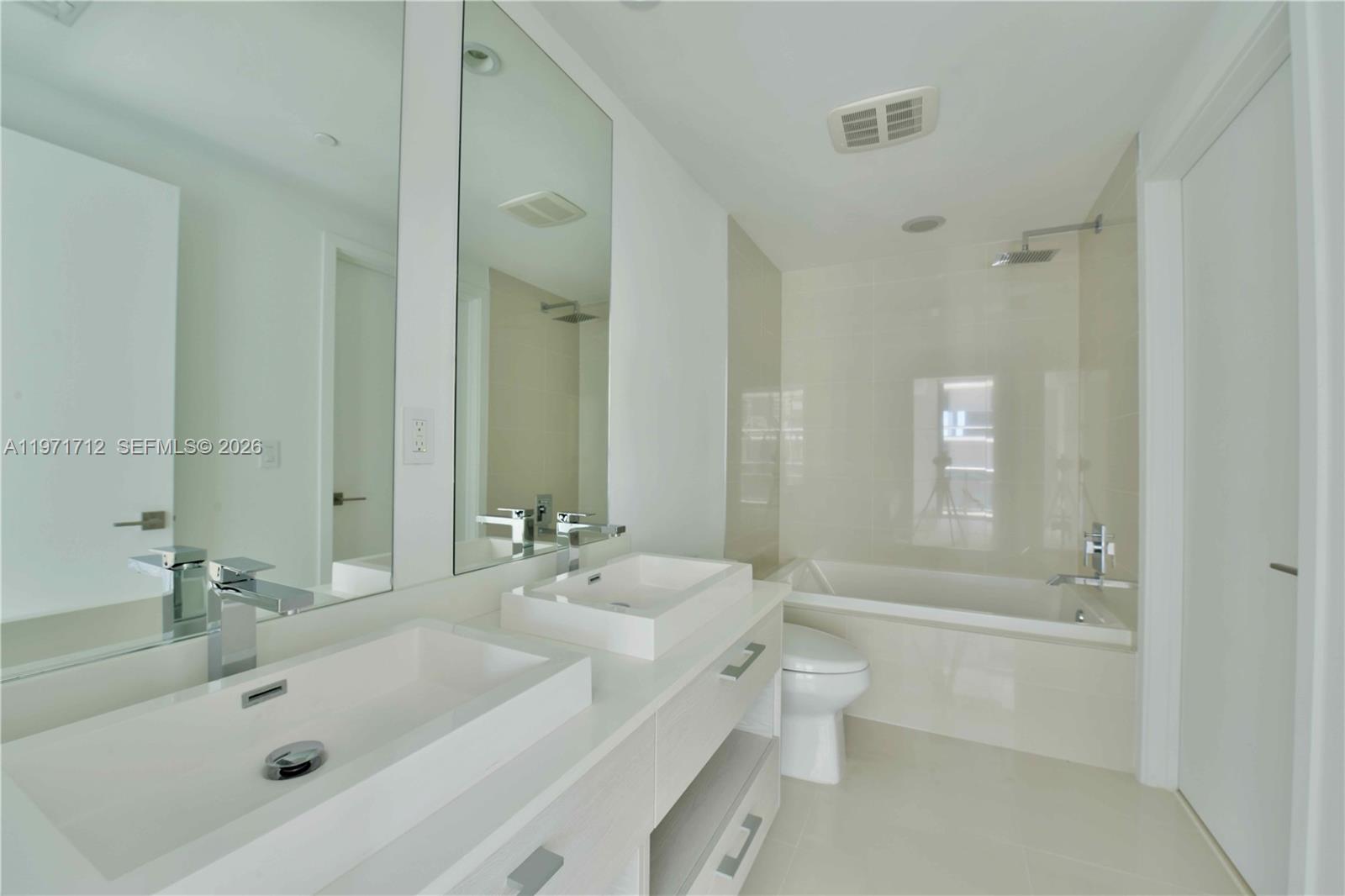 45 SW 9th St #2807, Miami FL 33130