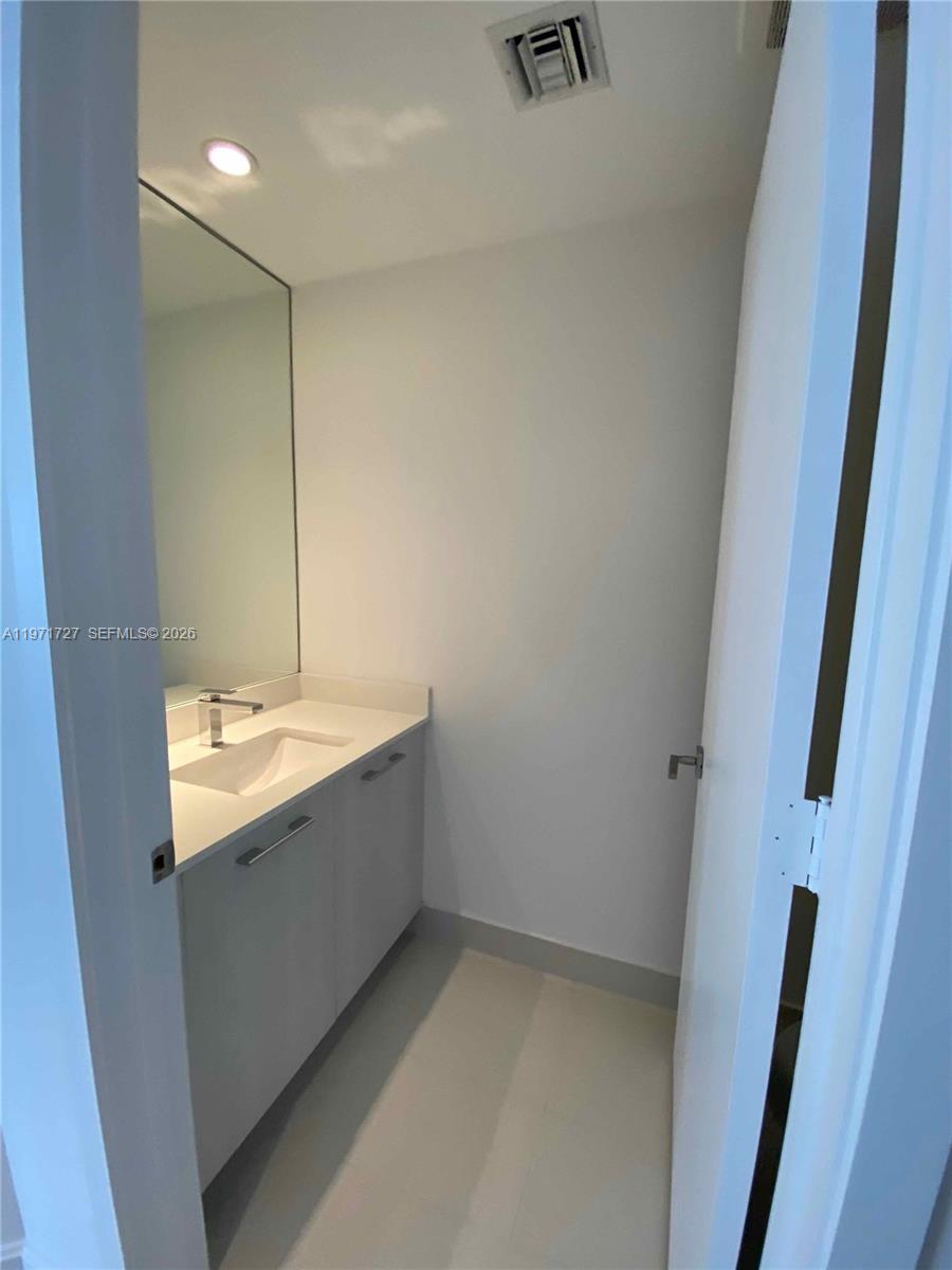 45 SW 9th St #3703, Miami FL 33130