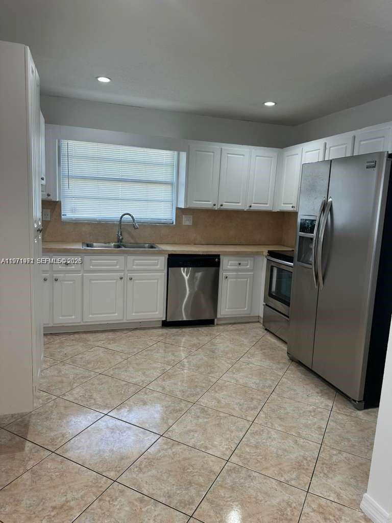 208 SW 2nd Ave, Hallandale Beach FL 33009