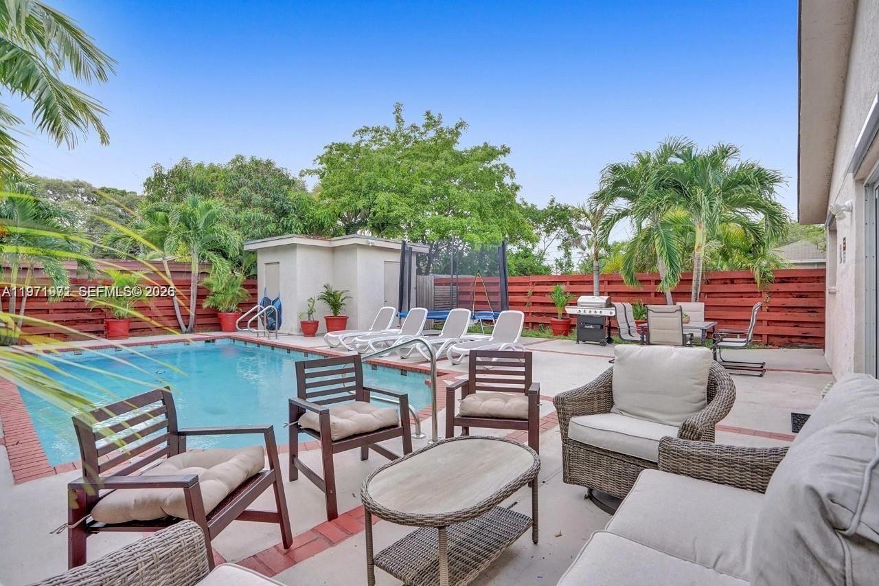208 SW 2nd Ave, Hallandale Beach FL 33009