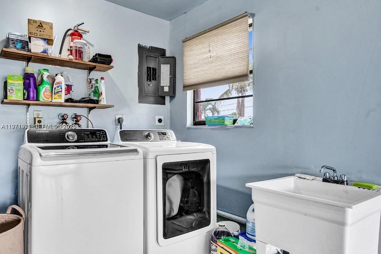 208 SW 2nd Ave, Hallandale Beach FL 33009
