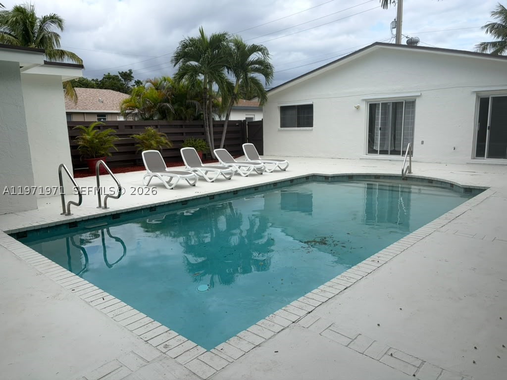 208 SW 2nd Ave, Hallandale Beach FL 33009