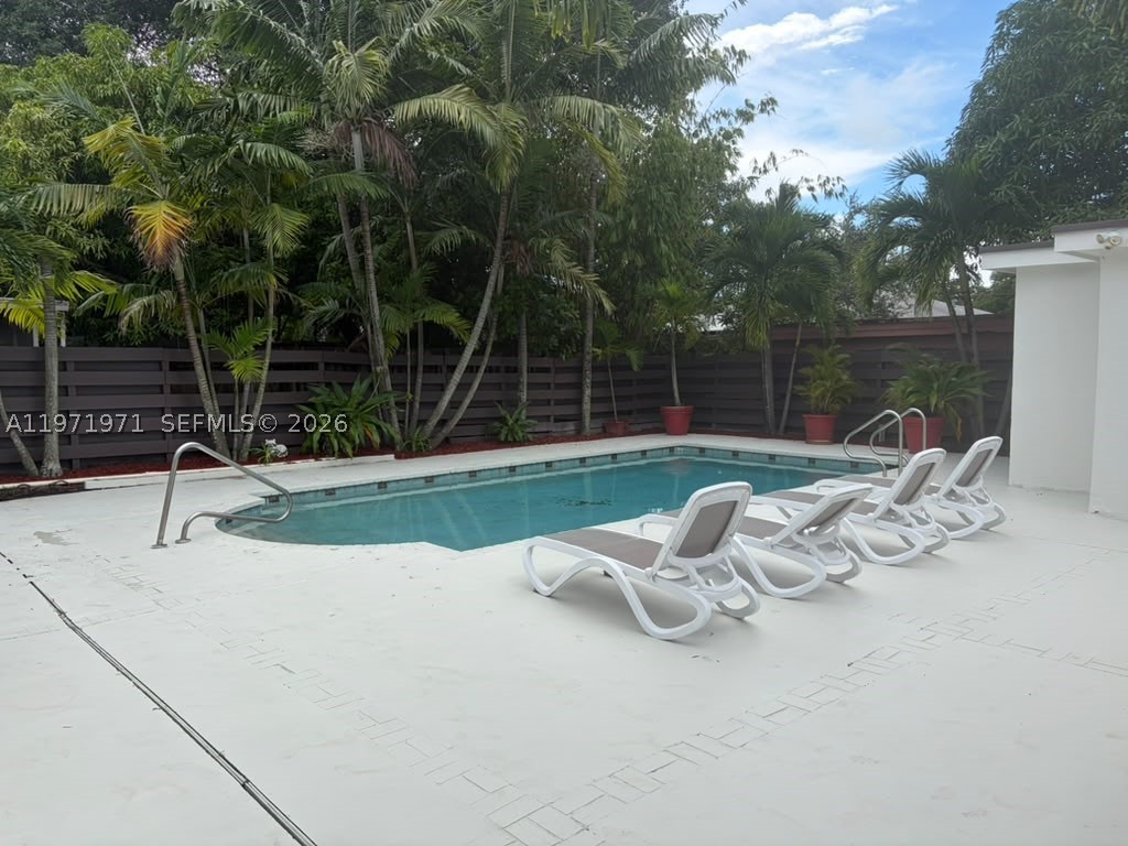 208 SW 2nd Ave, Hallandale Beach FL 33009