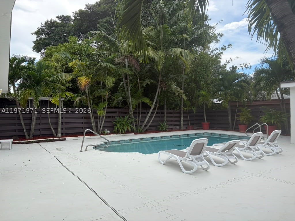 208 SW 2nd Ave, Hallandale Beach FL 33009