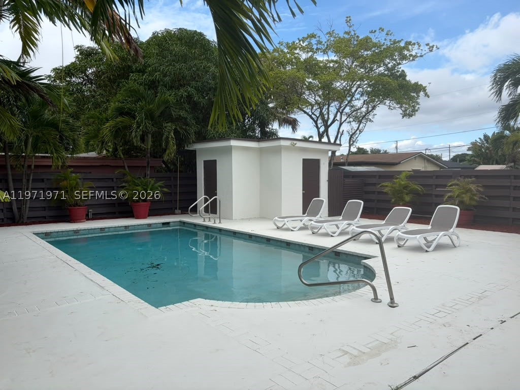 208 SW 2nd Ave, Hallandale Beach FL 33009