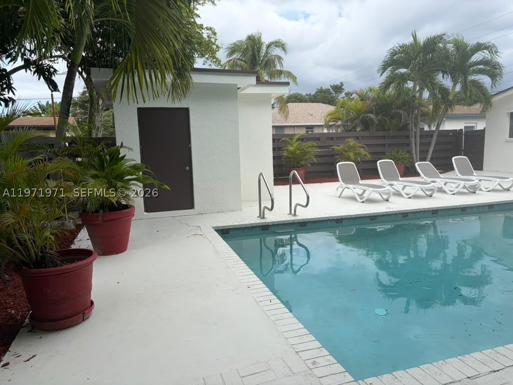 208 SW 2nd Ave, Hallandale Beach FL 33009