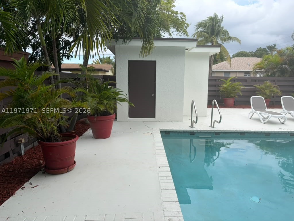 208 SW 2nd Ave, Hallandale Beach FL 33009