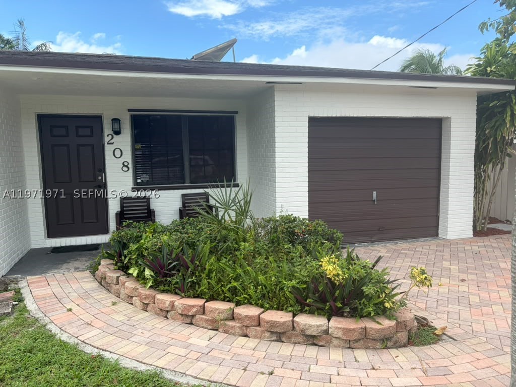 208 SW 2nd Ave, Hallandale Beach FL 33009