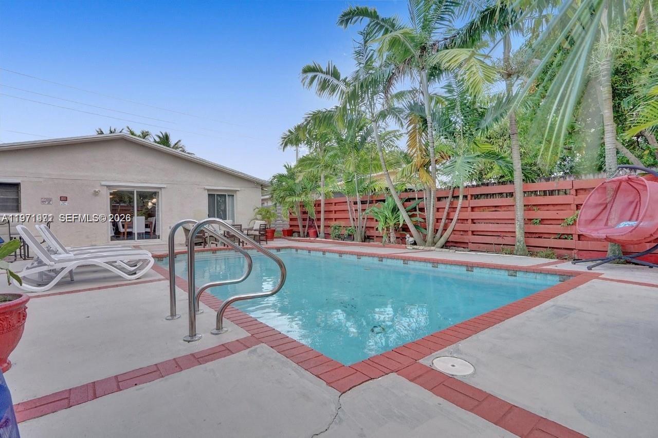 208 SW 2nd Ave, Hallandale Beach FL 33009