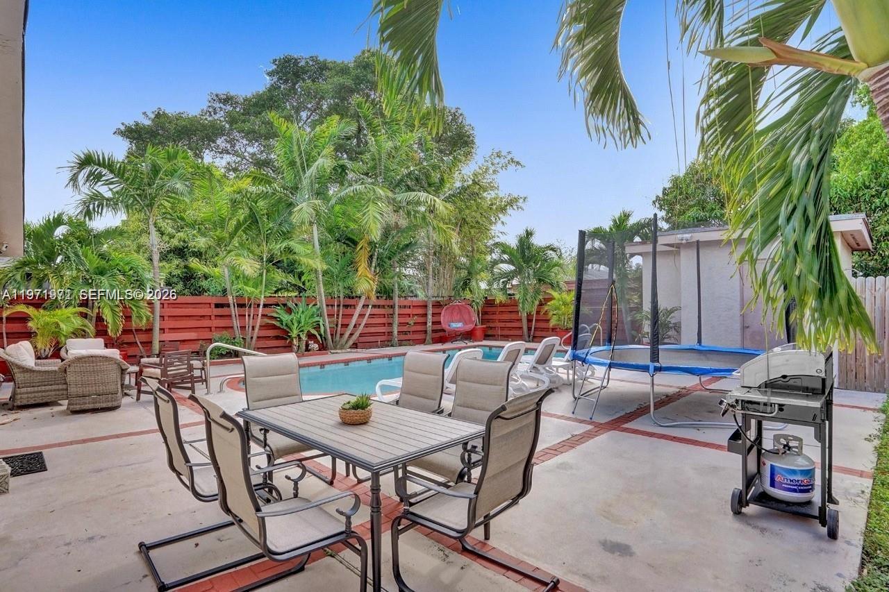 208 SW 2nd Ave, Hallandale Beach FL 33009