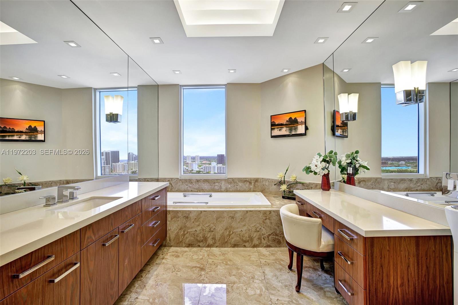 21200 Point Pl #PH2804, Aventura FL 33180