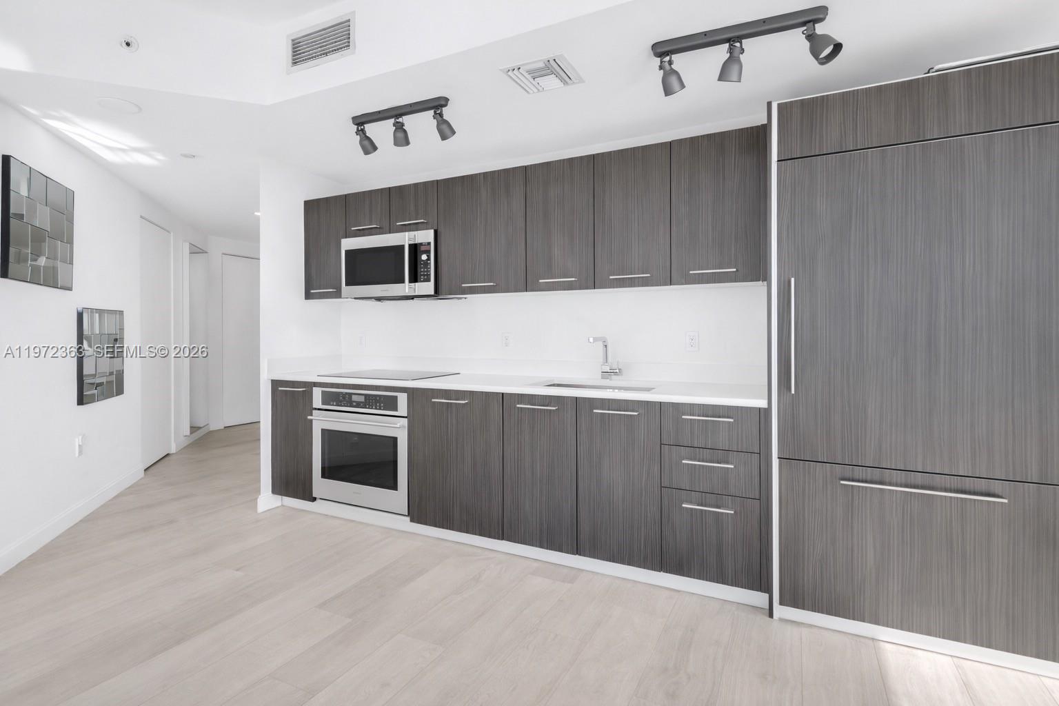 55 SW 9th St #3703, Miami FL 33130