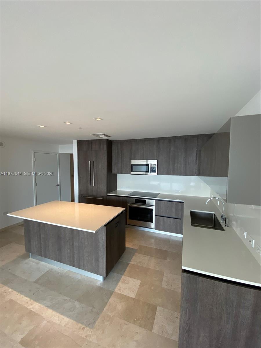 88 SW 7th St #2010, Miami FL 33130