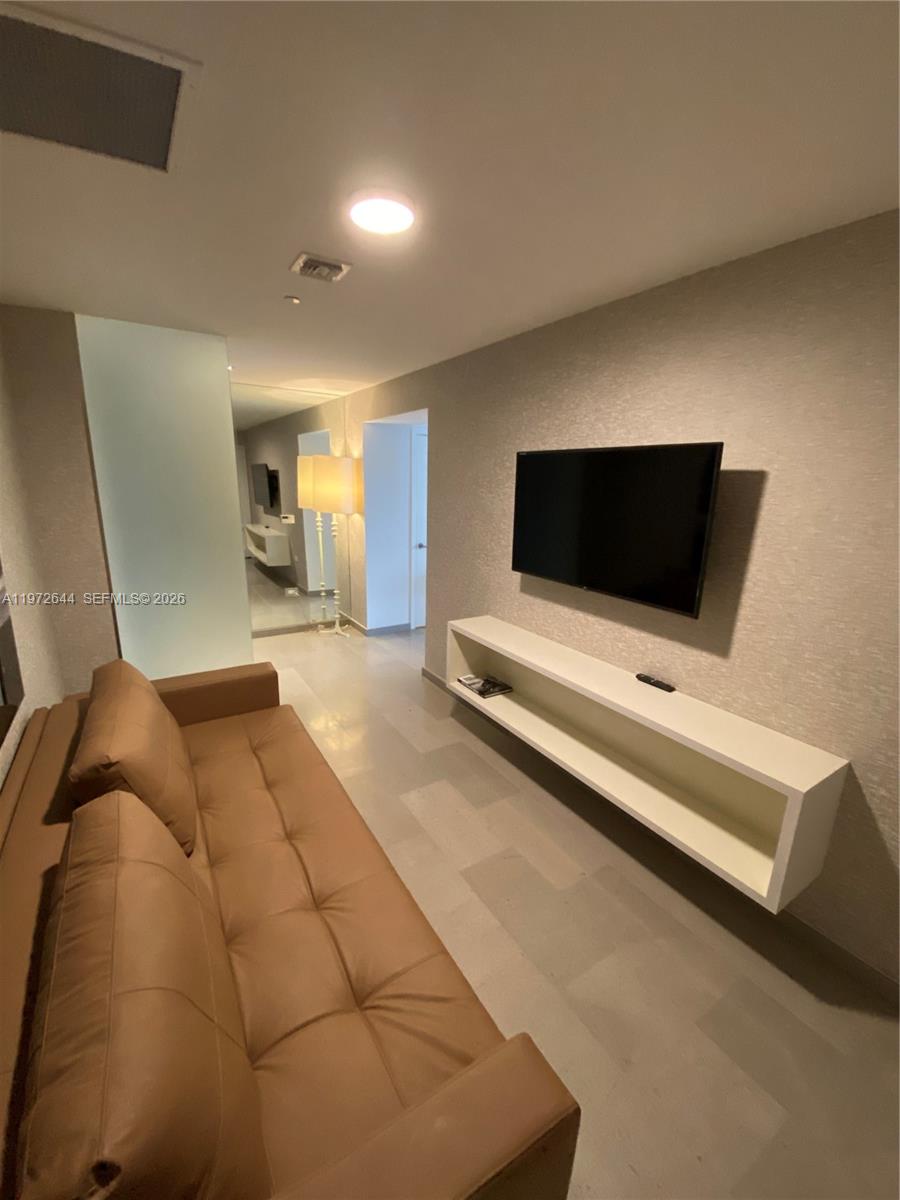 88 SW 7th St #2010, Miami FL 33130