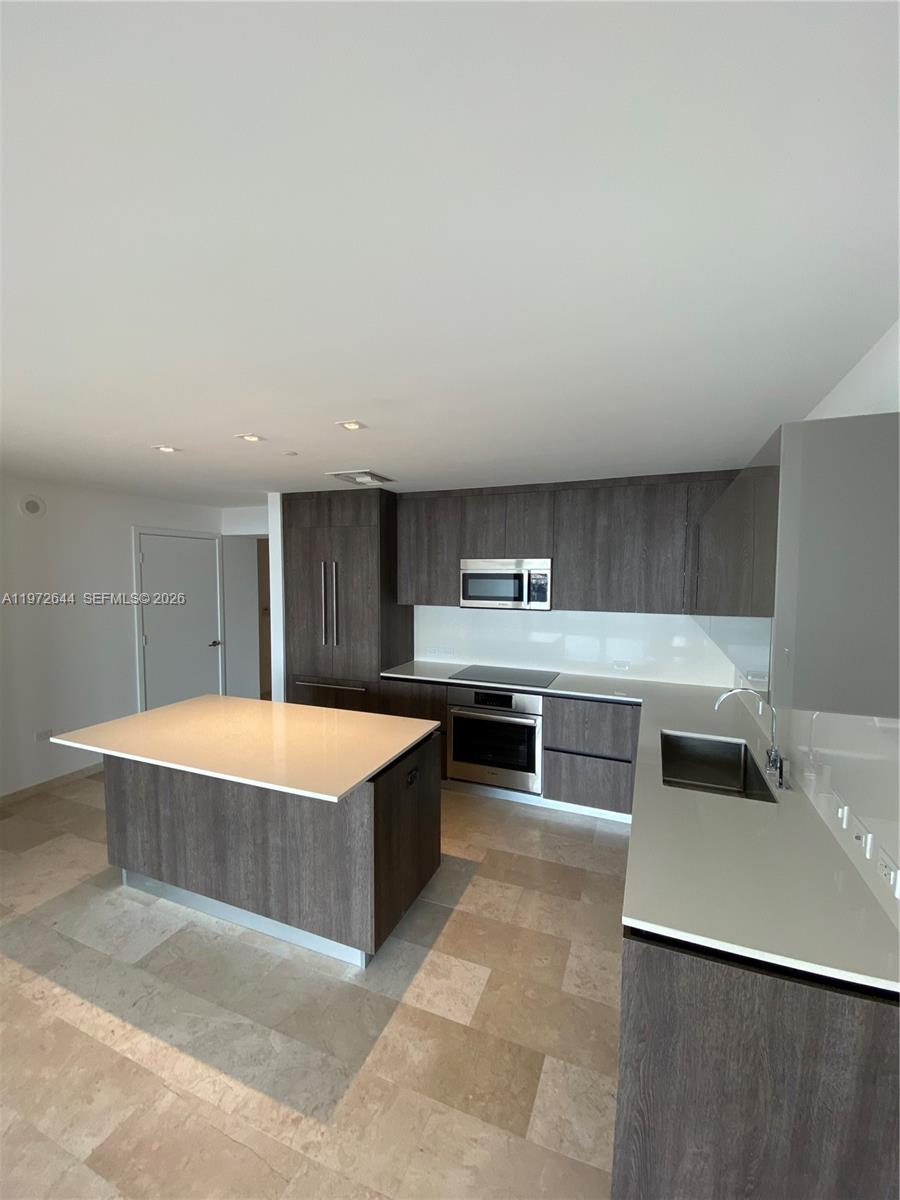 88 SW 7th St #2010, Miami FL 33130