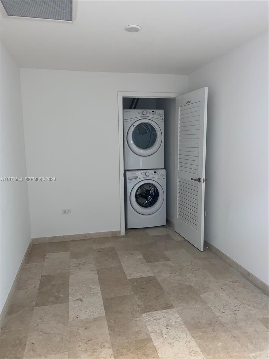 88 SW 7th St #2010, Miami FL 33130