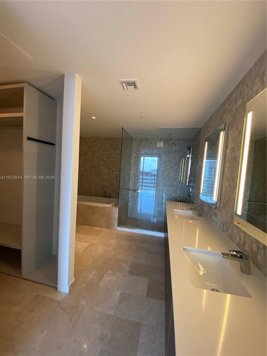88 SW 7th St #2010, Miami FL 33130