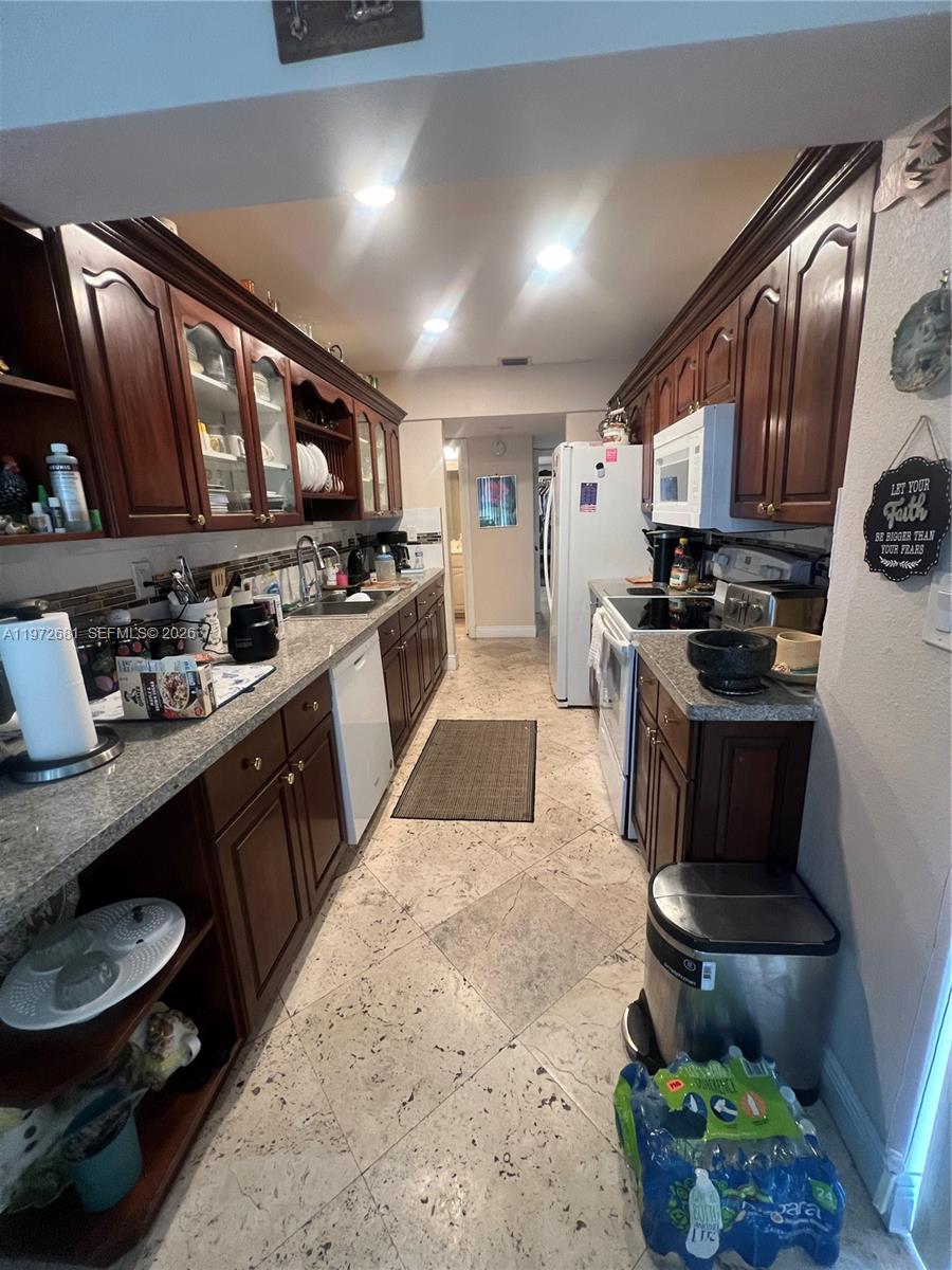 5724 S Bayberry Ln, Tamarac FL 33319