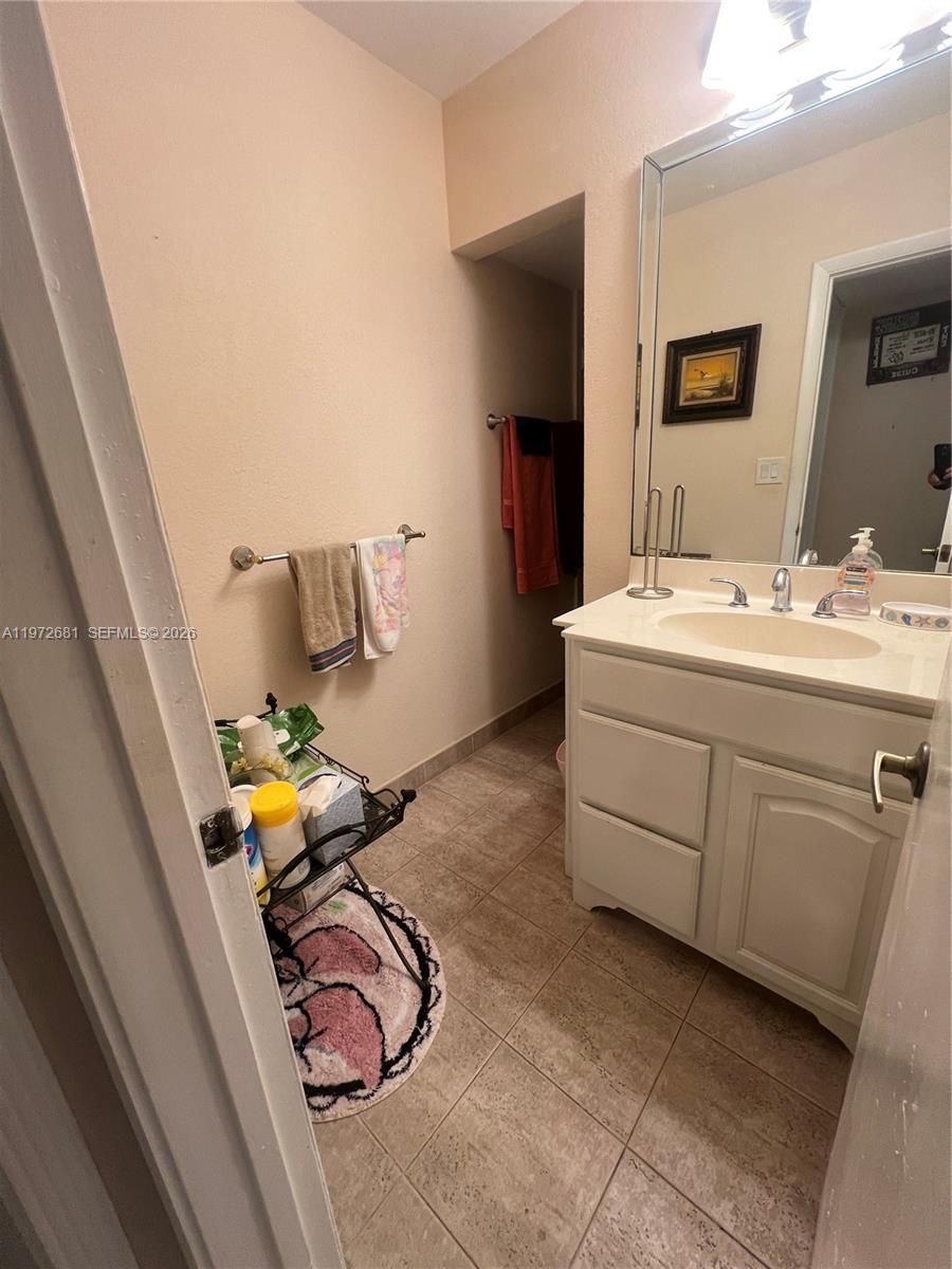 5724 S Bayberry Ln, Tamarac FL 33319
