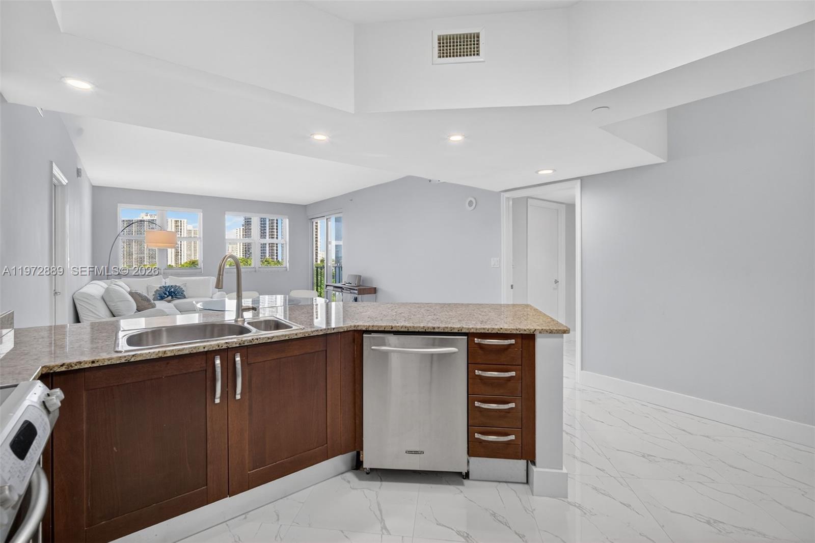 20000 E Country Club Dr #714, Aventura FL 33180