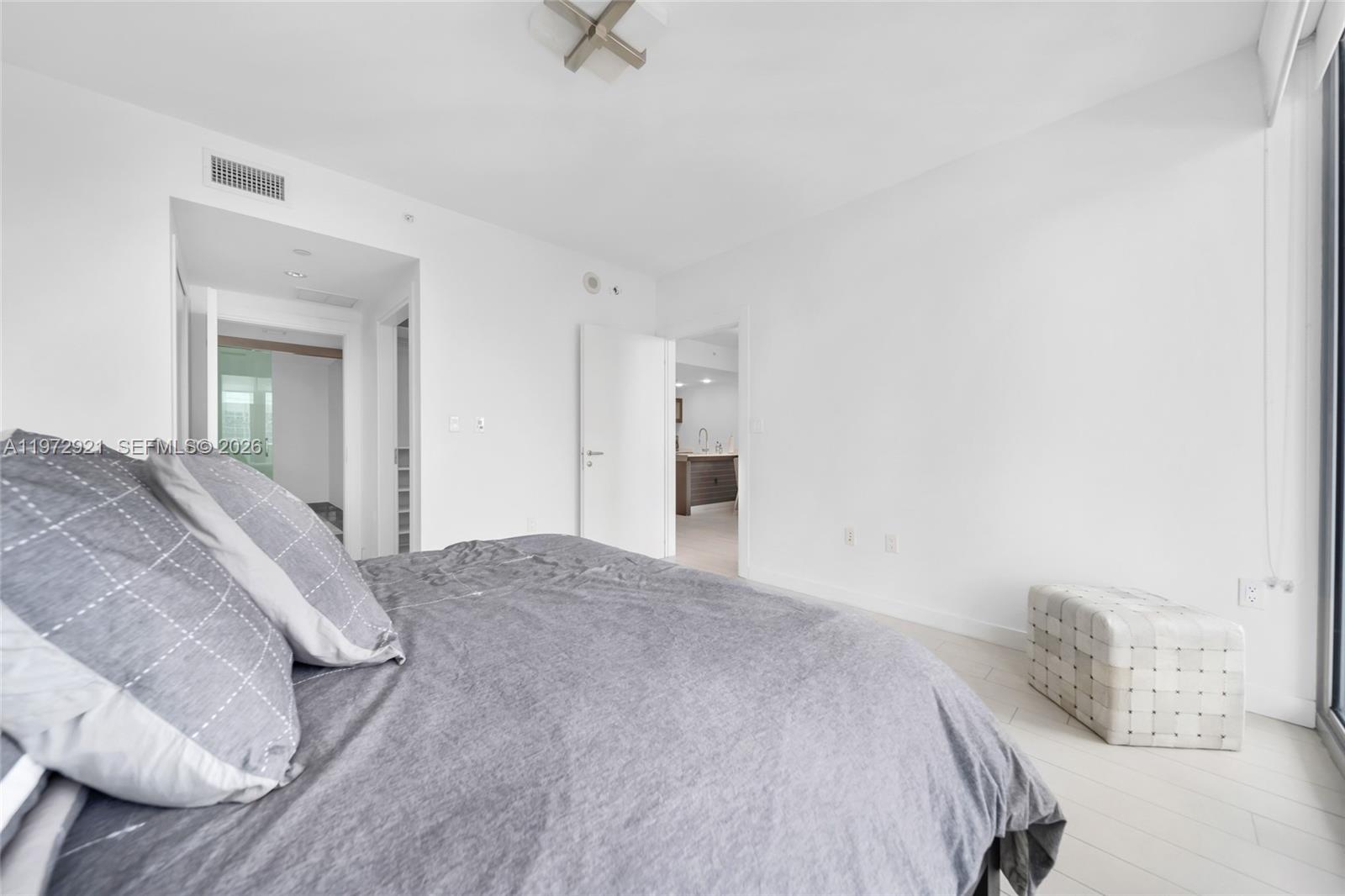 200 Biscayne Boulevard Way #3811, Miami FL 33131