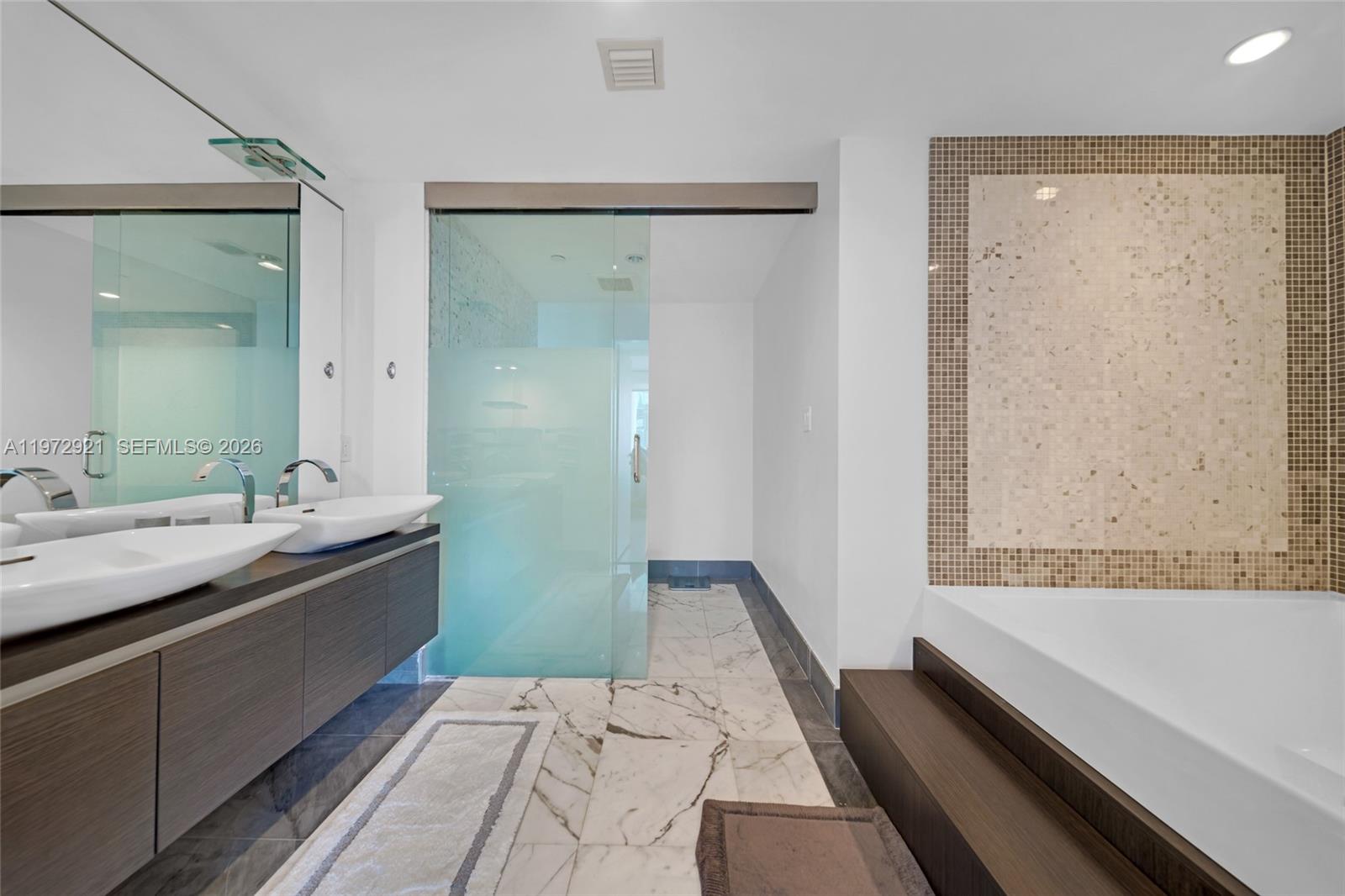 200 Biscayne Boulevard Way #3811, Miami FL 33131