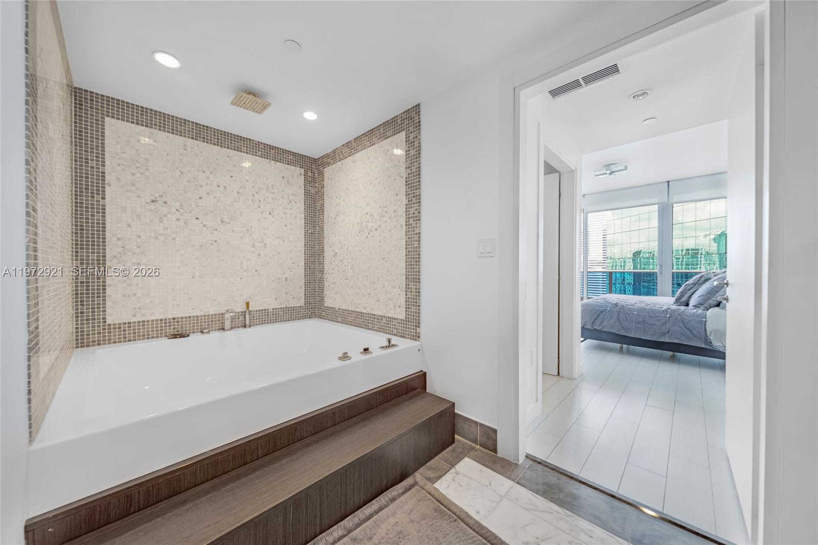 200 Biscayne Boulevard Way #3811, Miami FL 33131