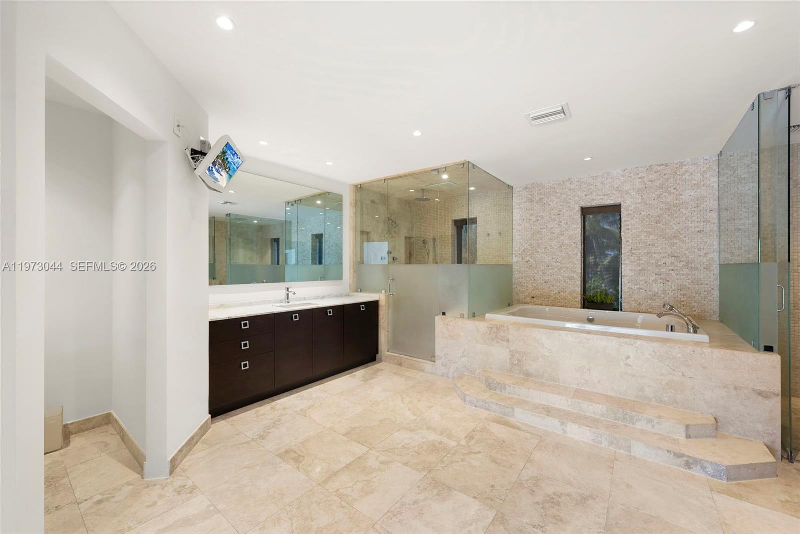 501 Hibiscus Dr, Hallandale Beach FL 33009