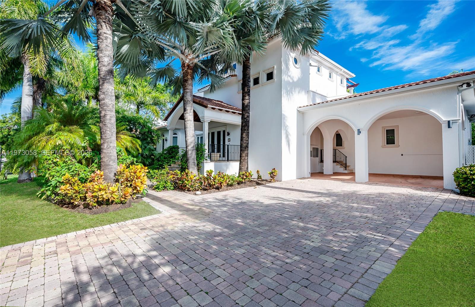 541 S Mashta Dr, Key Biscayne FL 33149