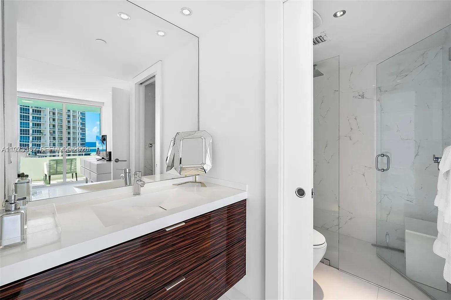 400 S Pointe Dr #1006, Miami Beach FL 33139