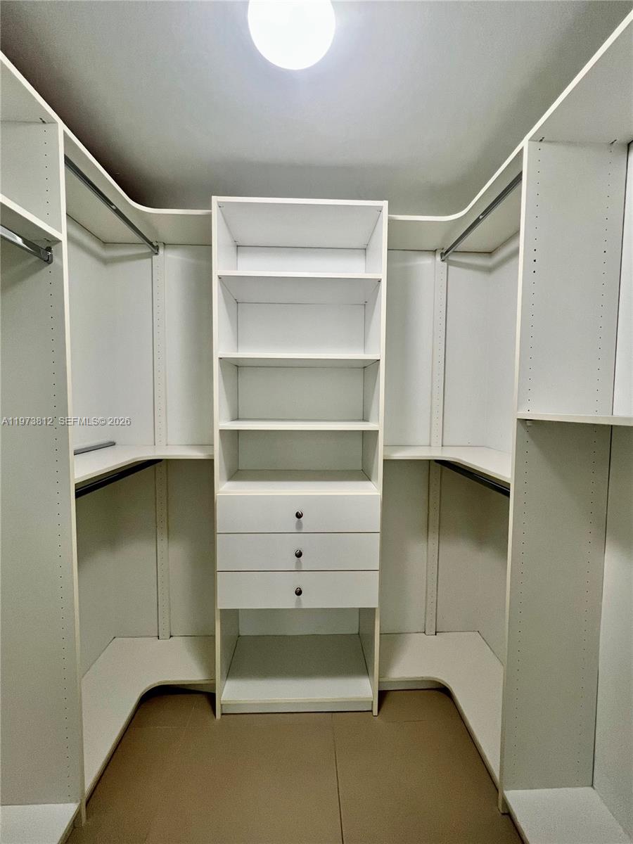 31 SE 6th St #1604, Miami FL 33131