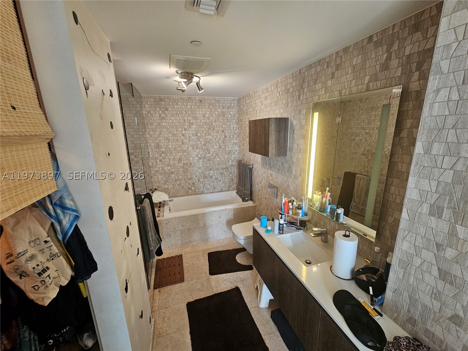 68 SE 6th St #1806, Miami FL 33131