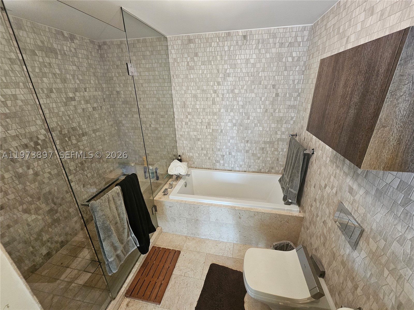 68 SE 6th St #1806, Miami FL 33131