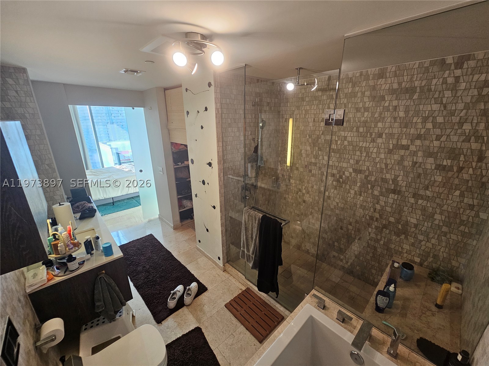 68 SE 6th St #1806, Miami FL 33131