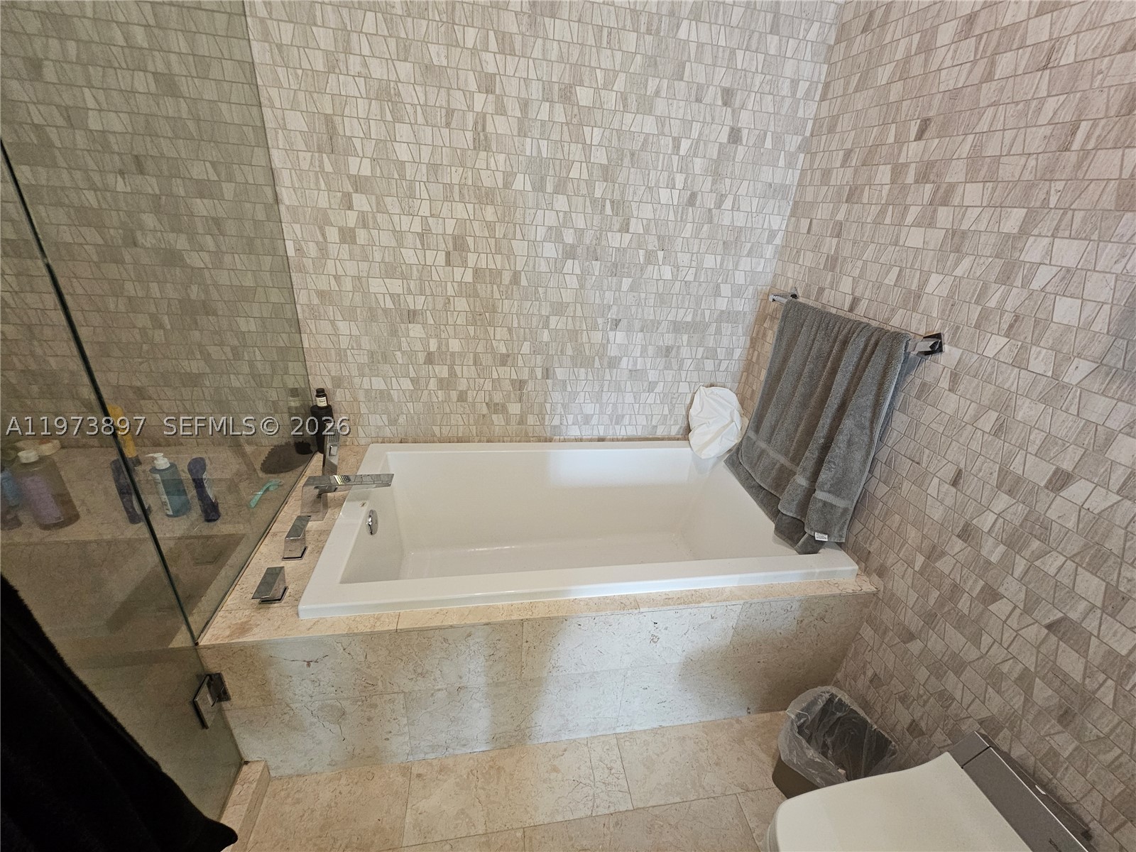 68 SE 6th St #1806, Miami FL 33131