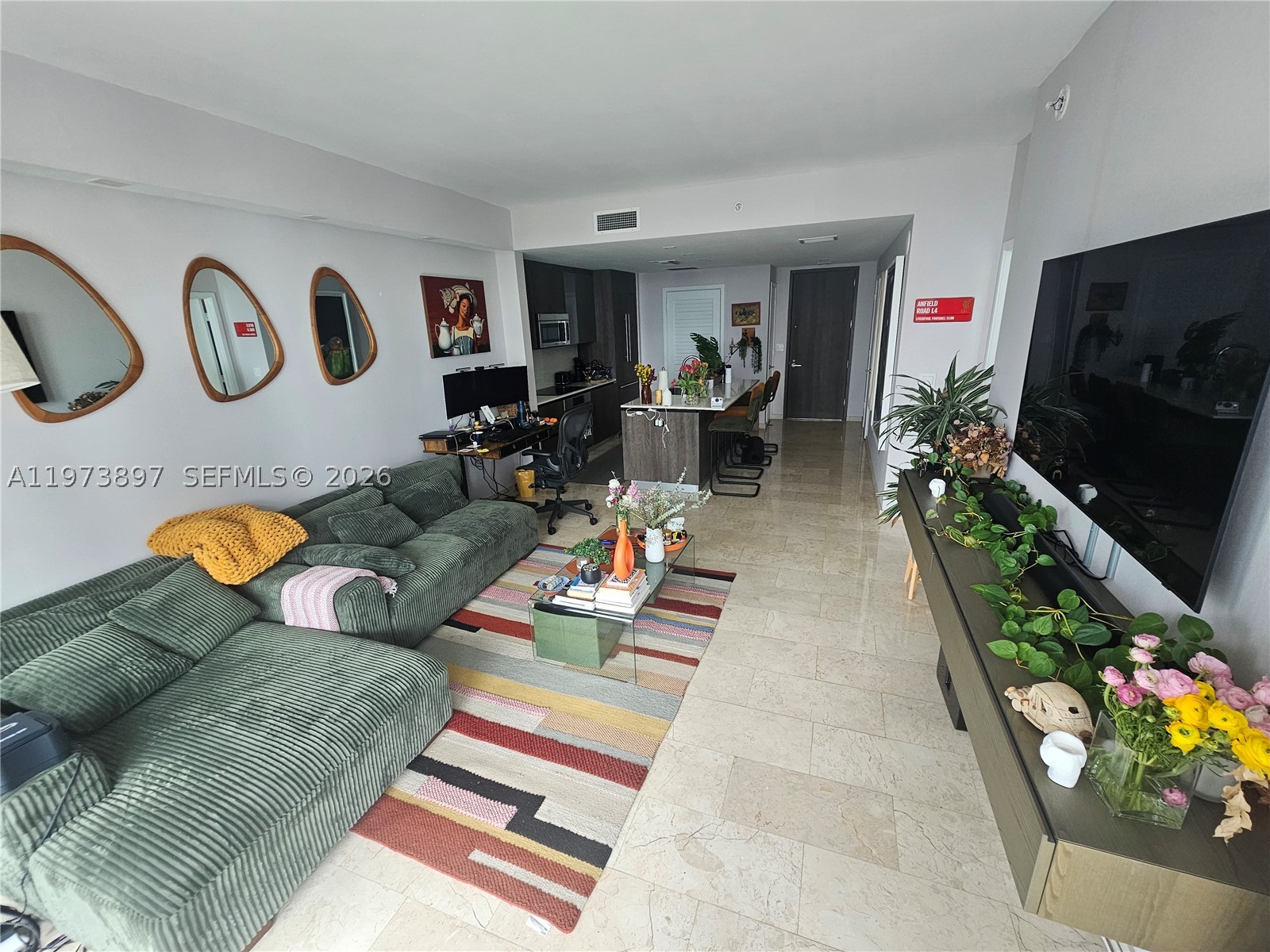 68 SE 6th St #1806, Miami FL 33131