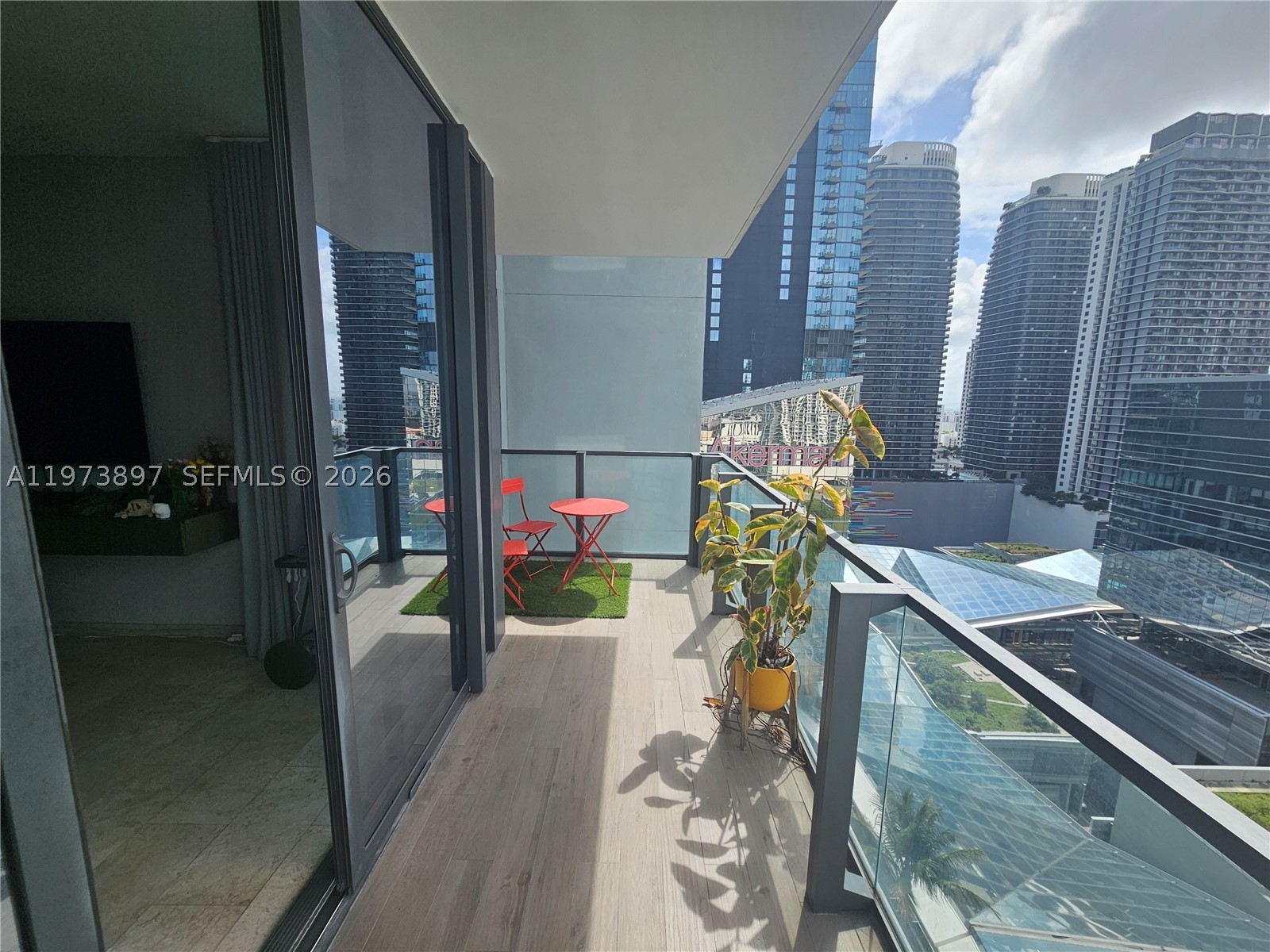 68 SE 6th St #1806, Miami FL 33131