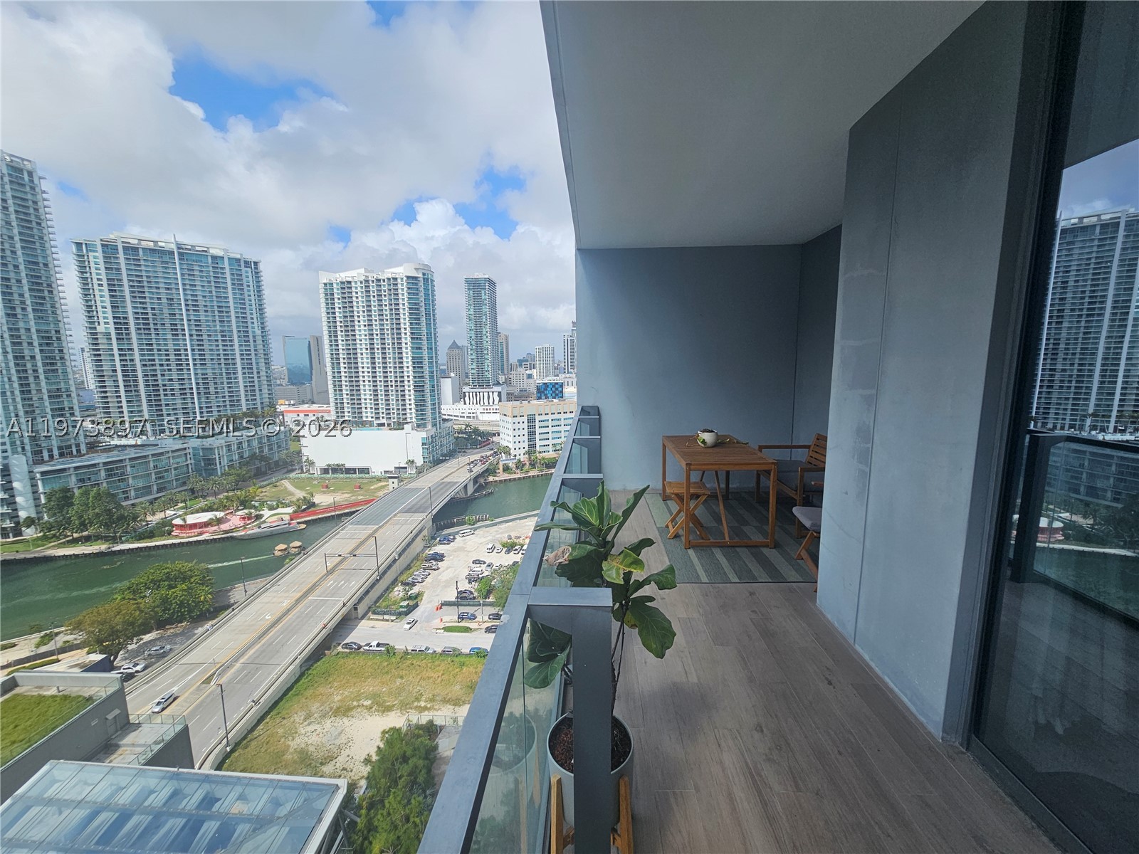 68 SE 6th St #1806, Miami FL 33131