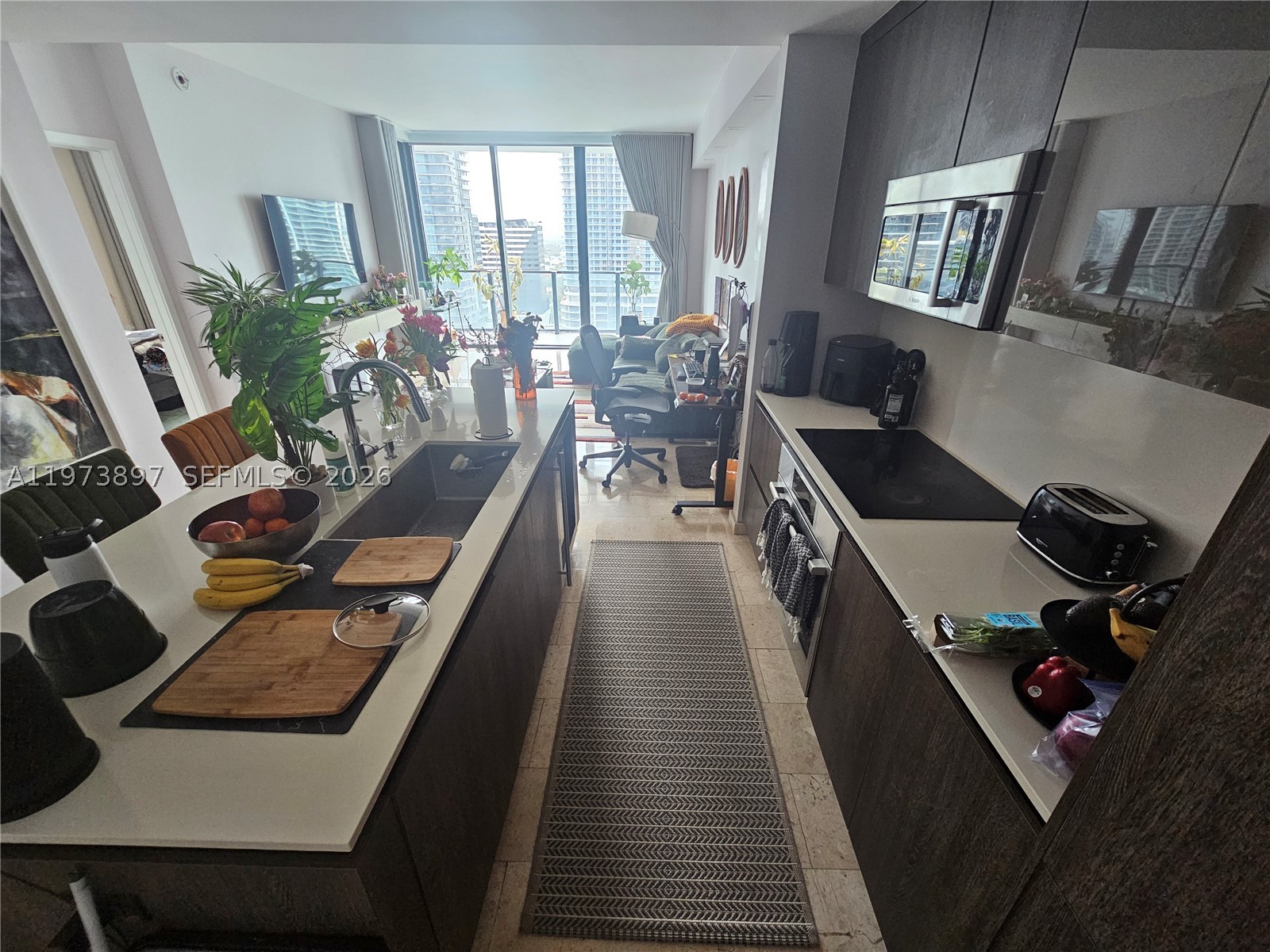 68 SE 6th St #1806, Miami FL 33131