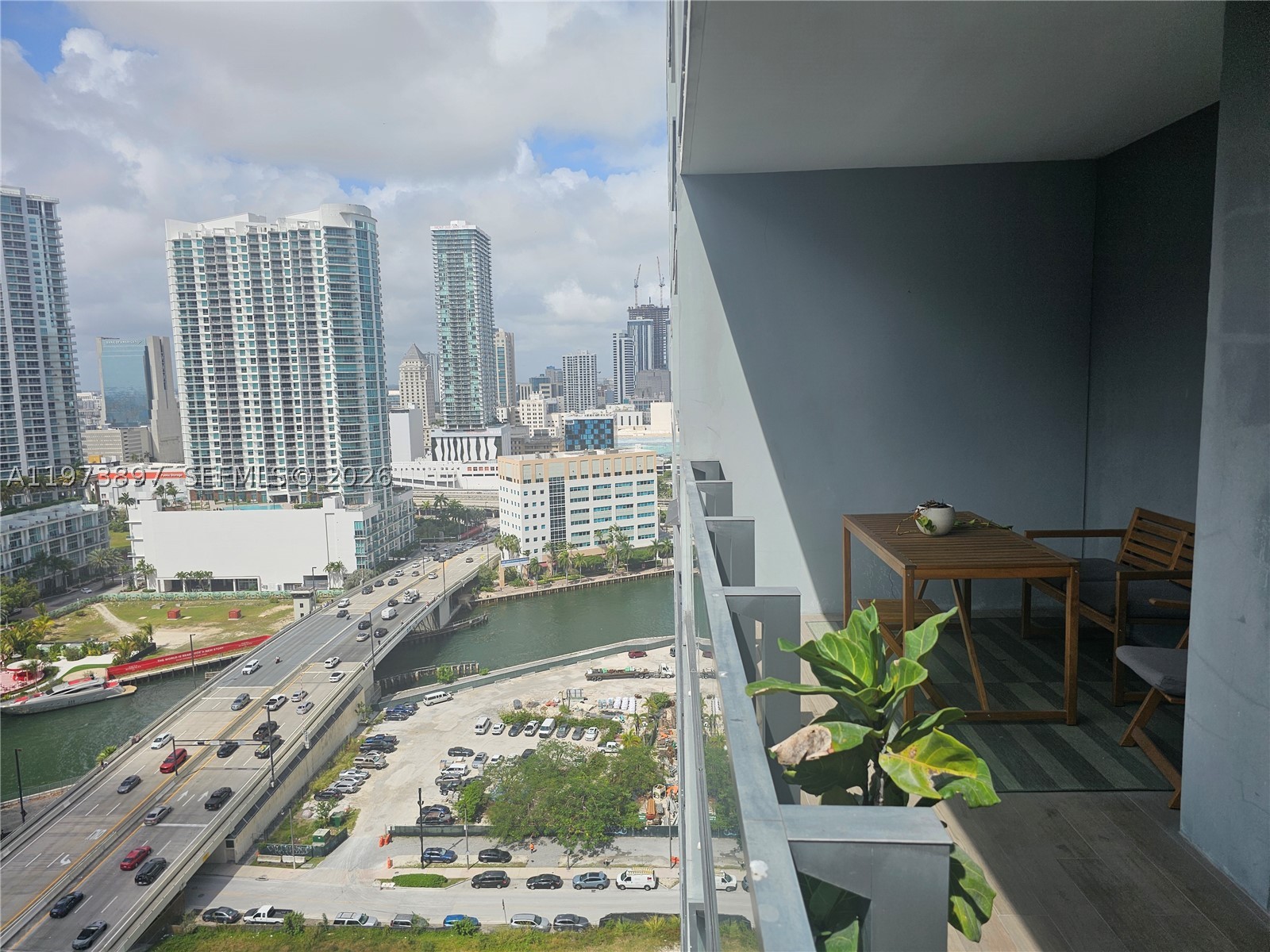 68 SE 6th St #1806, Miami FL 33131
